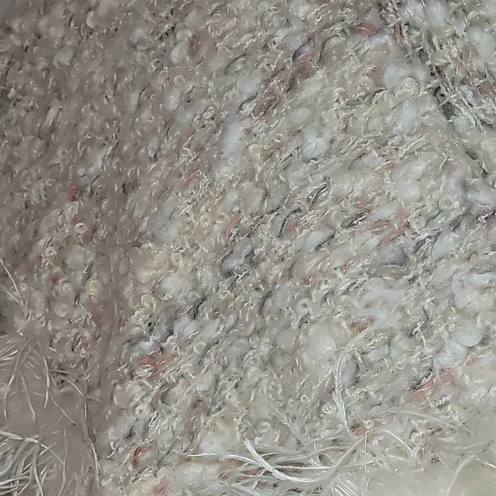 Thick fuzzy shawl with feather - Picture 9 of 11